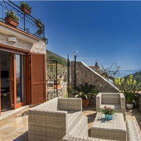 4 bedroom with pool and panoramic sea views near Serrento, sleeps 10